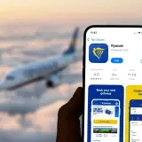 Aplikacja Ryanair na telefonie, z samolotem w tle. Czy Ryanair jest bezpieczny? Aplikacja ma ocenę 4.5 gwiazdki.
