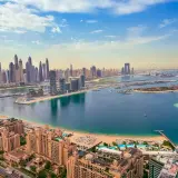 Widok na Dubaj z Palm Jumeirah. Nowoczesne wieżowce, plaże i turkusowa woda. Czy w Dubaju jest bezpiecznie? Tak, to bezpieczne miejsce na wakacje.