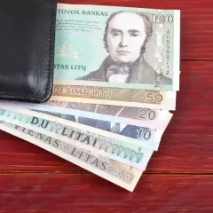 Czarny portfel z banknotami litewskimi. Widoczne nominały: 100, 50, 20, 10, 5 litów. Litwa waluta.