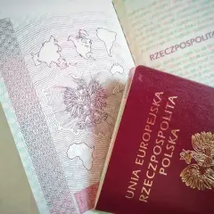 Polski paszport z godłem orła i mapą świata. Czy do Szwecji potrzebny jest paszport? Tak, jeśli podróżujesz spoza strefy Schengen.