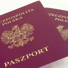 Dwa polskie paszporty. Planujesz podróż do Czarnogóry? Sprawdź, czy do Czarnogóry potrzebny jest paszport.