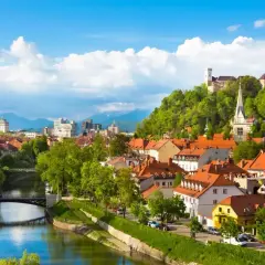 Widok na Lublanę, Słowenia. W tle zamek, a na pierwszym planie rzeka. Słowenia jaka waluta? Euro.