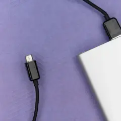 Srebrny powerbank, niezbędny w bagażu podręcznym, gotowy do ładowania urządzeń w podróży.