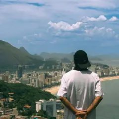 Osoba w czapce patrzy na panoramę Rio de Janeiro. Czy Brazylia jest bezpieczna? Widok zapiera dech, ale warto pamiętać o ostrożności.