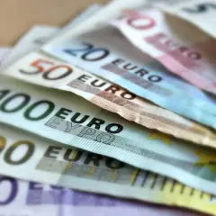 Euro banknoty o nominałach 100, 200 i 500 euro. Chorwacja już wkrótce będzie używać tej waluty.