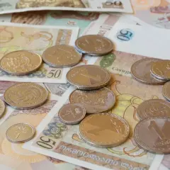 Gruzińskie monety i banknoty, w tym 1 lari, pokazują, jaka jest waluta w Gruzji.