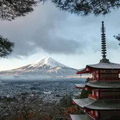 Piękna pagoda i ośnieżony Fudżi. Zastanawiasz się, ile kosztuje wycieczka do Japonii?