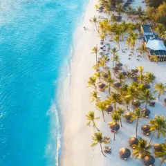 Rajska plaża na Zanzibarze w czerwcu. Słońce, palmy i turkusowa woda tworzą idealną pogodę na wakacje.