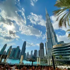 Sytuacja w Dubaju: Burj Khalifa góruje nad nowoczesną architekturą, a palmy dodają tropikalnego klimatu.