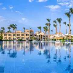 Luksusowy hotel z basenem i palmami w Makadi Bay. Idealne miejsce na wakacje.