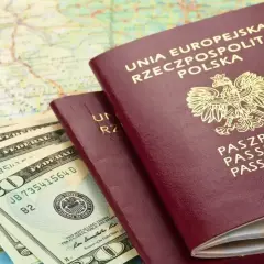 Polskie paszporty, dolary i mapa. Planujesz podróż? Czy Szwajcaria jest w Schengen, by łatwo przekroczyć granicę?
