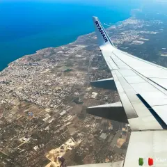 Widok z samolotu Ryanair na wybrzeże i miasto, zbliżamy się do lotniska Bari.