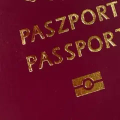 Czerwony paszport z napisem "PASZPORT" i symbolem. Czy do Norwegii potrzebny jest paszport? Tak, jeśli nie jesteś obywatelem UE/Schengen.