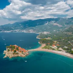 Sveti Stefan, Czarnogóra, kwiecień. Piękna pogoda, turkusowe morze, góry w tle. Idealne miejsce na wiosenny wypoczynek.