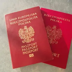 Dwa polskie paszporty, gotowe na podróż do Chorwacji w strefie Schengen.
