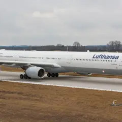 Airbus A340-600 linii Lufthansa na płycie lotniska.