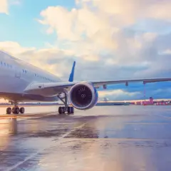 Samolot na płycie lotniska, gotowy do startu. Linie enter air czekają na pasażerów.
