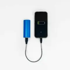 Niebieski powerbank Wizzair ładuje smartfon.