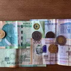 Jaka jest waluta w Albanii? Odkryj, co warto wiedzieć o leku