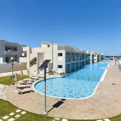 Nowoczesny hotel z basenem i leżakami, idealny na wakacje w St. Constantin.