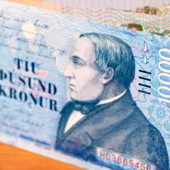 Fragment banknotu 10 000 koron islandzkich. Widoczny portret mężczyzny i cyfra 10000.