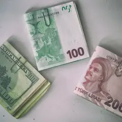 Dolar, euro i liry tureckie. Zastanawiasz się, czym płacić w Turcji? Lira turecka jest lokalną walutą, ale dolary i euro też są akceptowane w wielu miejscach.