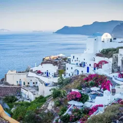 Santorini, Grecja. Białe domy na klifie, błękitne morze. Czy do Grecji potrzebny jest paszport? Tak, jeśli nie jesteś obywatelem UE.