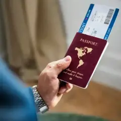 Dłoń trzyma paszport i bilet lotniczy. Czy Cypr jest w Schengen? Podróż marzeń czeka!