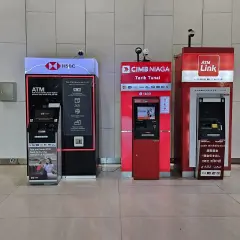 Bankomaty w Indonezji: HSBC, CIMB NIAGA i ATM Link. Można tu wypłacić walutę indonezji, zrobić przelew i zapłacić rachunki.
