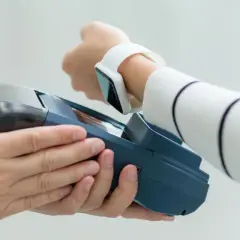 Płatność zbliżeniowa zegarkiem w Finlandii. Bezgotówkowe transakcje, gdzie waluta euro jest obsługiwana przez nowoczesne technologie.