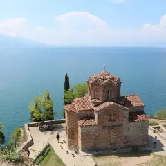 Kościół św. Jana w Ochrydzie nad jeziorem. Planujesz podróż? Sprawdź, czy do Macedonii potrzebny jest paszport.