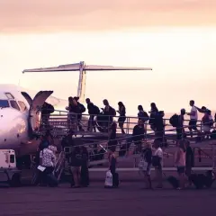 Tłum pasażerów wsiada do samolotu. Czy to kolejny przypadek overbookingu Ryanair?