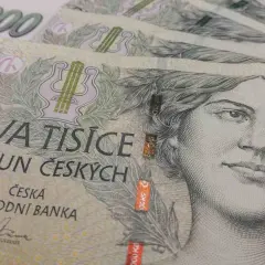 Czeskie banknoty o nominale 2000 koron z portretem kobiety.