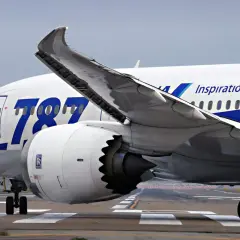 Boeing 787-9 Dreamliner z napisem "Inspiration of JAPAN" na skrzydle, kołami podwozia i silnikiem Rolls-Royce.
