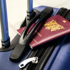 Bagaż gotowy do podróży, paszporty czekają. Czy do Meksyku potrzebna jest wiza? Sprawdź przed wyjazdem!