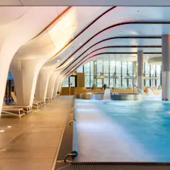 Nowoczesny basen z hydromasażem i atrakcjami wodnymi. Sprawdź radisson blu resort świnoujście ceny i zarezerwuj pobyt.