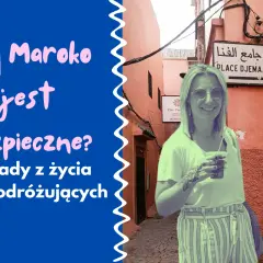 Kobieta z tatuażem na ręce uśmiecha się na tle uliczki w Maroku. Czy Maroko jest bezpieczne? Porady dla podróżujących.