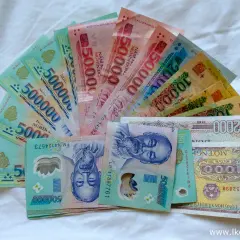 Wietnamska waluta w Hanoi: stos banknotów 500 000, 50 000, 20 000, 10 000, 2 000 i 1 000 dongów.