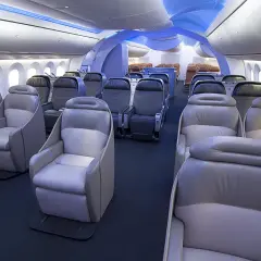 Wnętrze samolotu Boeing 787-10 z wygodnymi fotelami klasy biznes.