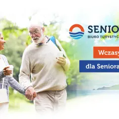 Szczęśliwi seniorzy cieszą się spacerem, planując wczasy dla emerytów z dojazdem. Biuro podróży Senior zaprasza na wymarzone wakacje.