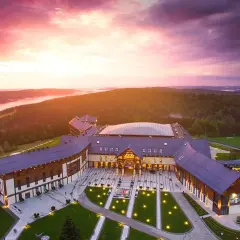 Hotel Arłamów o zachodzie słońca. Sprawdź atrakcyjne hotel arłamów ceny i zaplanuj swój pobyt w malowniczej okolicy.