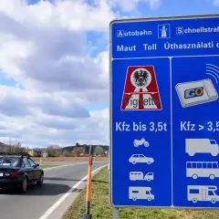Znak drogowy w Austrii informuje o opłatach za autostrady i drogi szybkiego ruchu. Winieta to forma płatności, która jest tu walutą za przejazd.