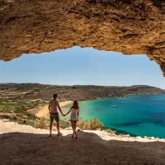 Para zakochanych podziwia maltański krajobraz. Wspaniała pogoda na Malcie w kwietniu, idealna na zwiedzanie jaskiń i plaż.