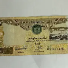 Banknot 200 dirhamów, waluta w Dubaju, z wizerunkiem sokoła i budynków.