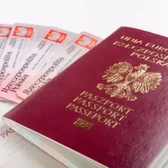 Paszport Unii Europejskiej i kilka dowodów osobistych. Czy do Irlandii potrzebny jest paszport? Tak, jeśli nie jesteś obywatelem UE.
