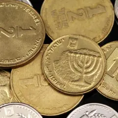 Złote i srebrne monety, waluta Izraela: szekle z menory i cyframi 1, 2, 10.