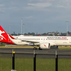 Airbus A321neo QantasLink na płycie lotniska, z charakterystycznym czerwonym ogonem i logo.
