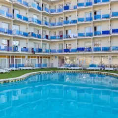 Basen i tarasy hotelu Don Juan Resort, z suszącym się praniem na balkonach.