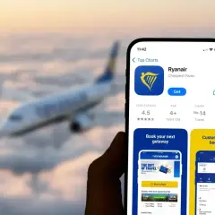Aplikacja Ryanair na telefonie, z samolotem w tle. Czy Ryanair jest bezpieczny? Aplikacja ma ocenę 4.5 gwiazdki.