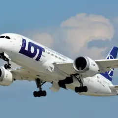 Boeing 787-8 Dreamliner LOT, z widocznym logo i napisem "POLISH AIRLINES". Samolot wznosi się na tle błękitnego nieba z chmurami.